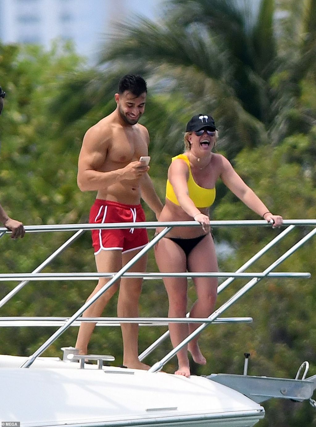 https://celebmafia.com/wp-content/uploads/2019/06/britney-spears-in-a-bikini-on-a-yacht-in-miami-06-08-2019-6.jpg