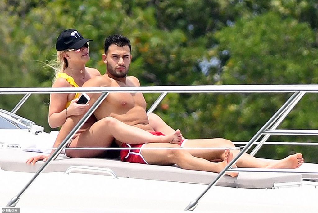 https://celebmafia.com/wp-content/uploads/2019/06/britney-spears-in-a-bikini-on-a-yacht-in-miami-06-08-2019-8.jpg