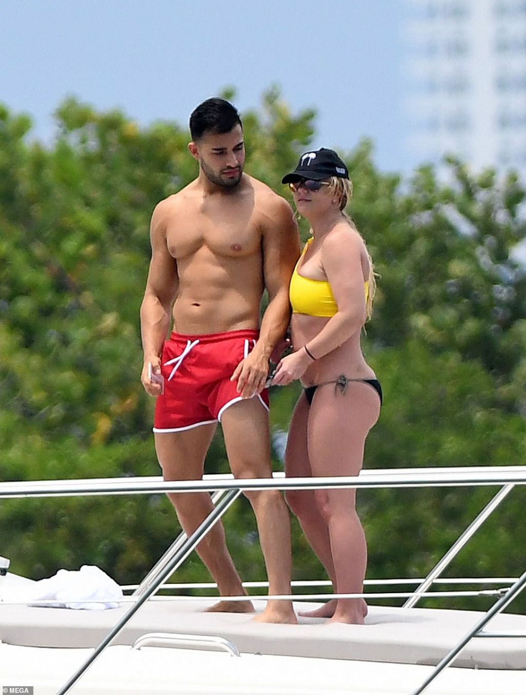 https://celebmafia.com/wp-content/uploads/2019/06/britney-spears-in-a-bikini-on-a-yacht-in-miami-06-08-2019-9.jpg