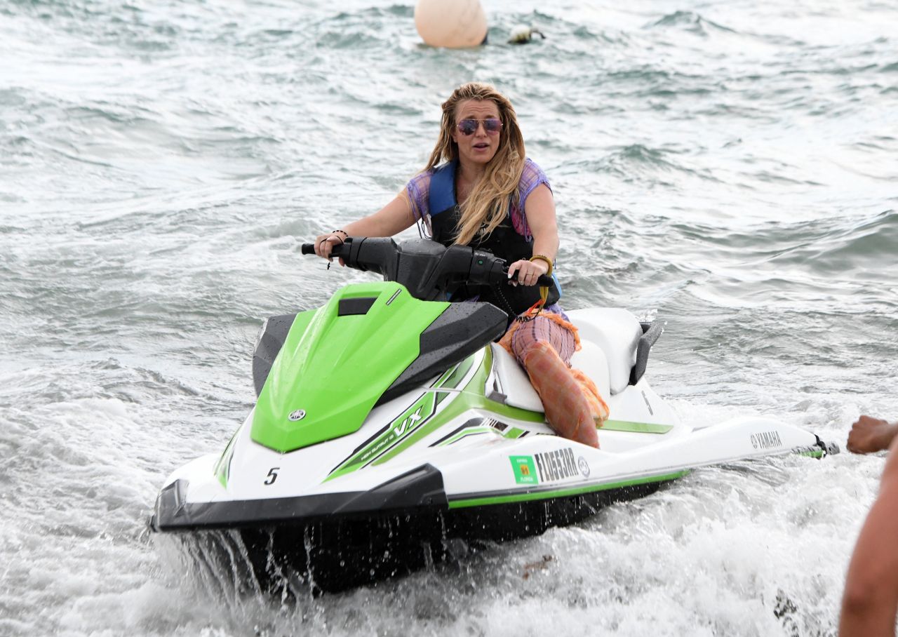 https://celebmafia.com/wp-content/uploads/2019/06/britney-spears-on-the-beach-in-miami-06-09-2019-11.jpg