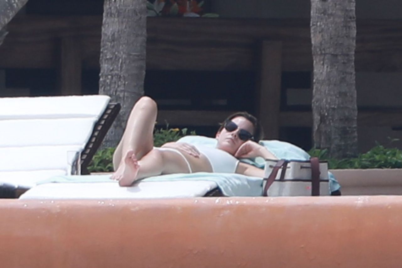 Emma Watson in Bikini - Cabo 06/04/2019.