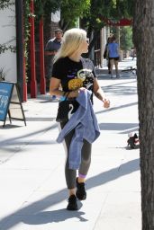 Holly Madison - Leaving Training Mate Gym in Studio City 06/12/2019