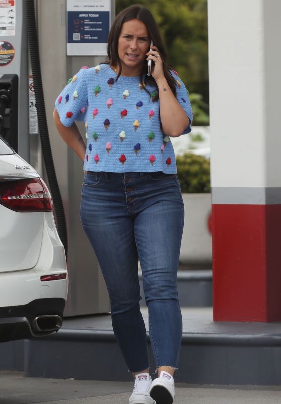 Jennifer Love Hewitt at a Gas Station in Pacific Palisades 06/21/2019