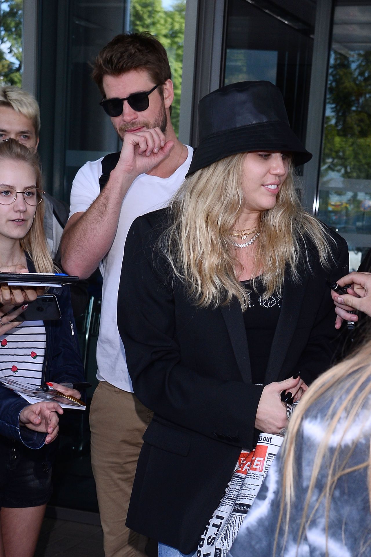 https://celebmafia.com/wp-content/uploads/2019/06/miley-cyrus-in-travel-outfit-at-the-airport-in-warsaw-06-01-2019-2.jpg