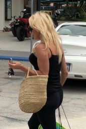 Pamela Anderson in Tights - Shopping in LA 06/27/2019