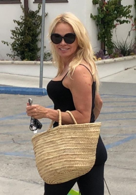 Pamela Anderson in Tights - Shopping in LA 06/27/2019