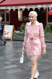 Pixie Lott Cute Style - Arriving at Global Radio in London 06/07/2019