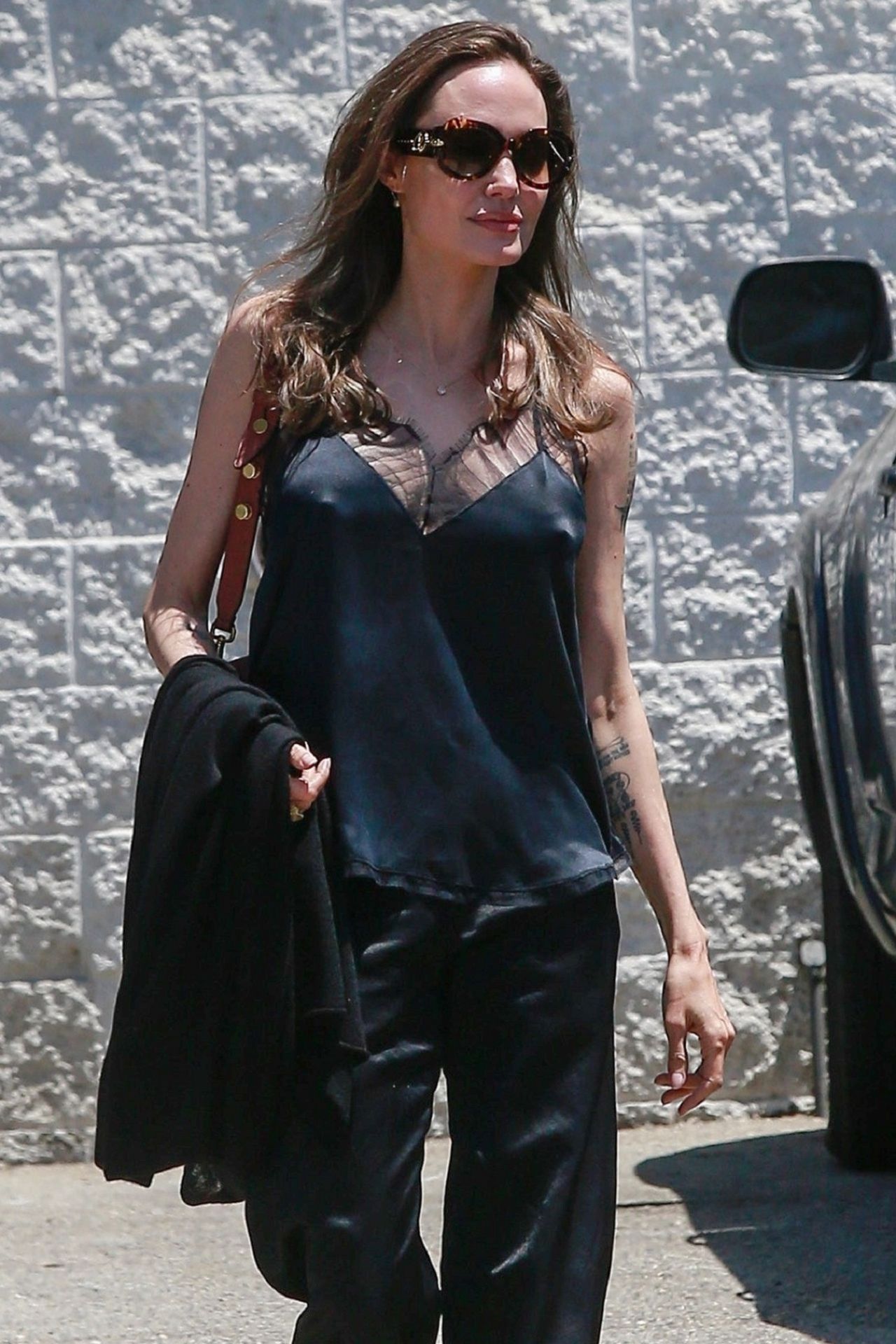 Angelina jolie braless