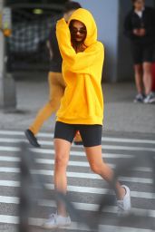 Emily Ratajkowski in Leggings - NYC 07/05/2019