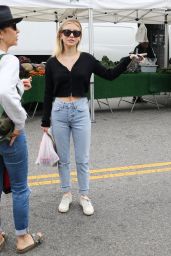 Genevieve Hannelius - Shopping at the Farmer