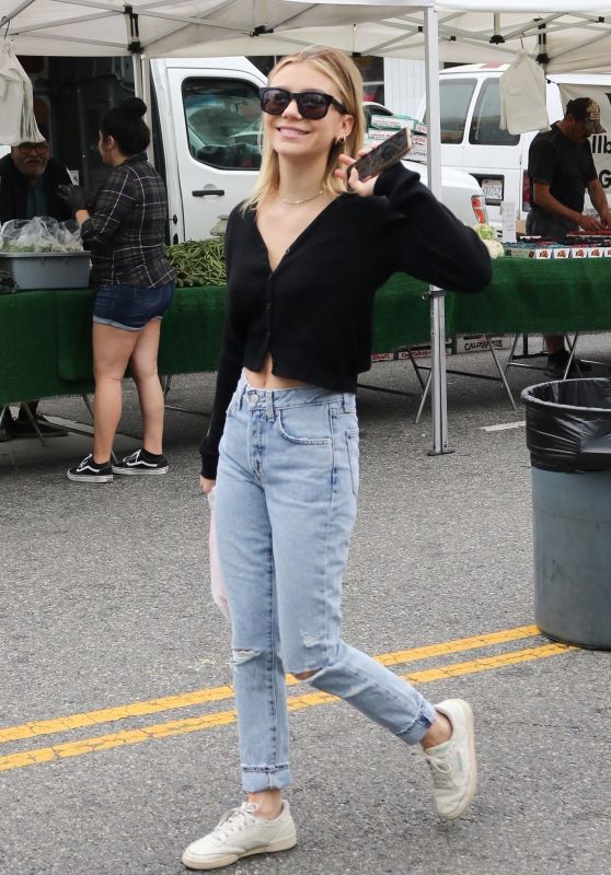 Genevieve Hannelius - Shopping at the Farmer