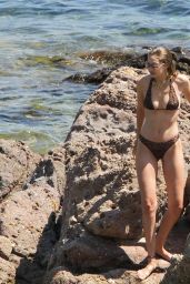 Gigi Hadid and Bella Hadid in Bikini on Mykonos Island 07/29/2019