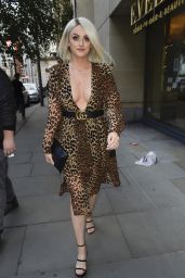 Katie McGlynn - House Of Evelyn Hair and Beauty Salon in Manchester 07/05/2019