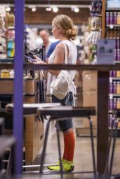 Kendra Wilkinson - Grocery Shopping in LA 07/28/2019