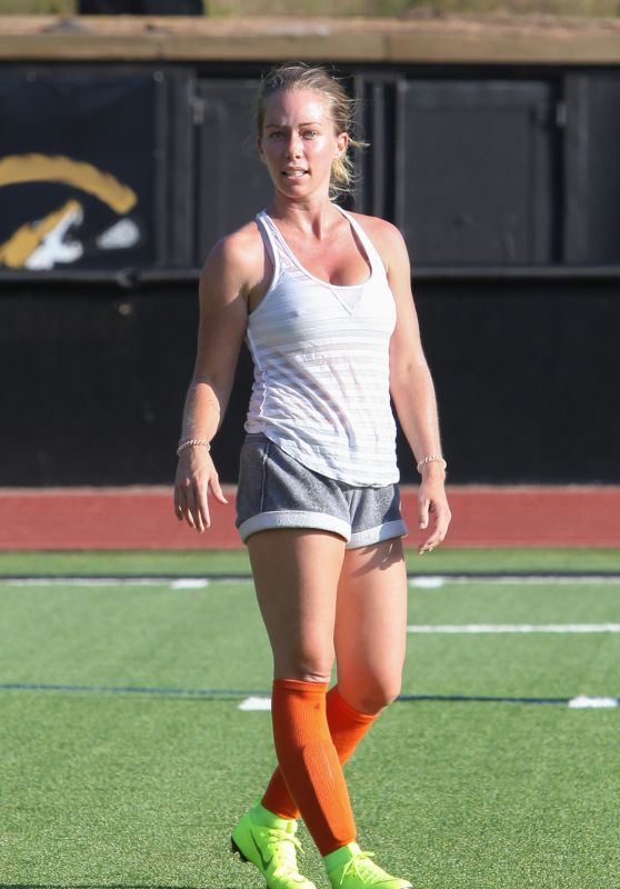 Kendra Wilkinson - Playing Soccer in LA 07/08/2019