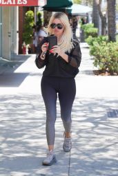 Khloe Kardashian - Bagel Shop in Beverly Hills 07/23/2019