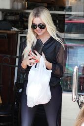 Khloe Kardashian - Bagel Shop in Beverly Hills 07/23/2019