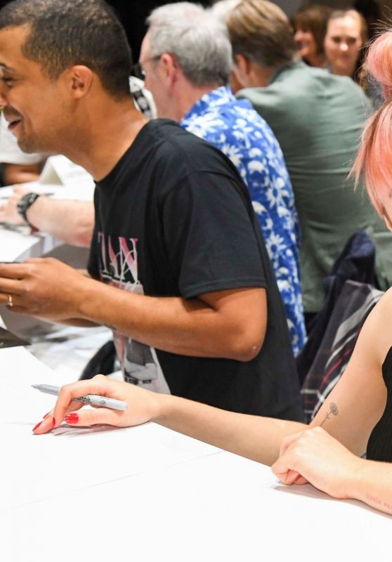 Maisie Williams - "Game of Thrones" Cast Autograph Signing at SDCC 2019