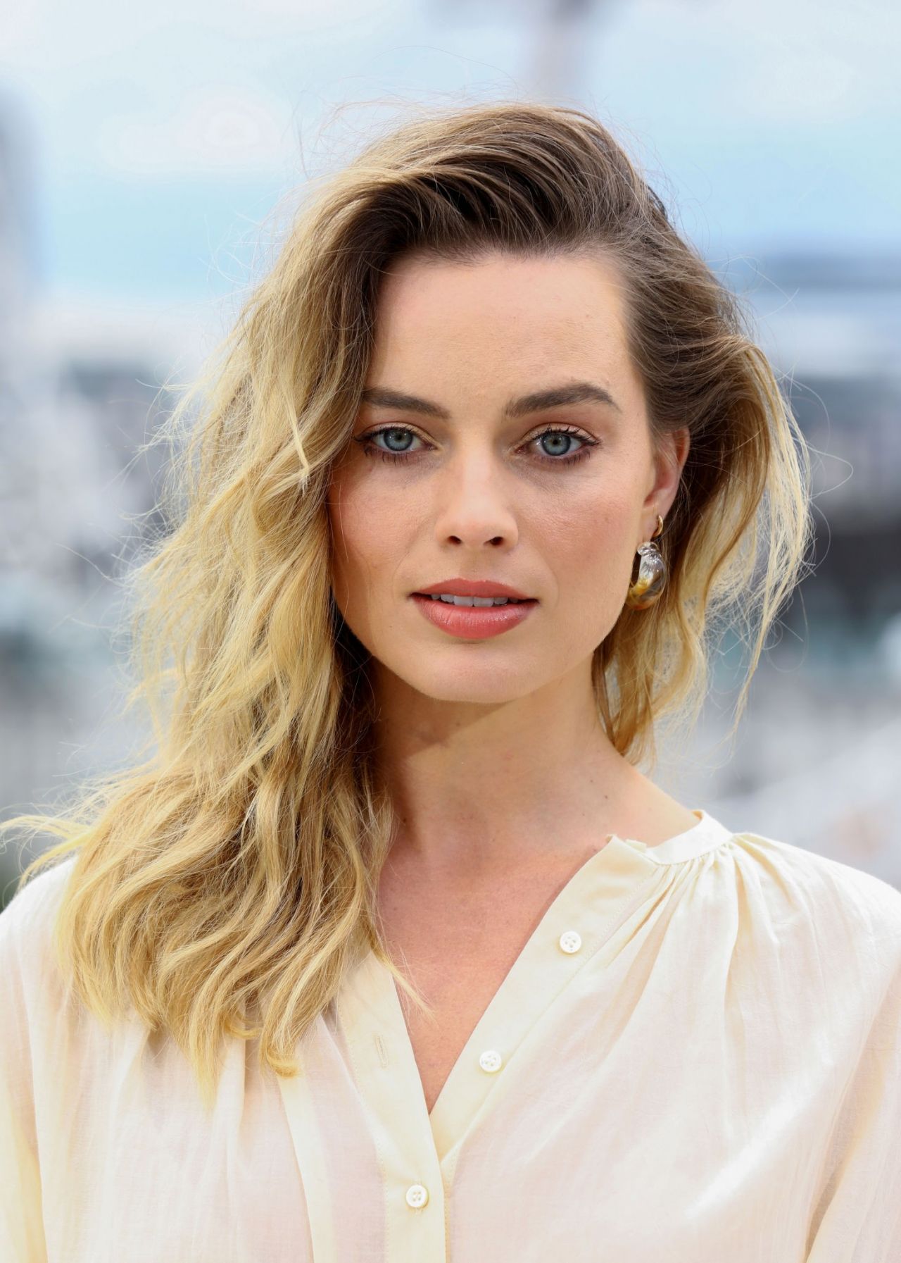 https://celebmafia.com/wp-content/uploads/2019/07/margot-robbie-once-upon-a-time-in-hollywood-photocall-in-london-16.jpg