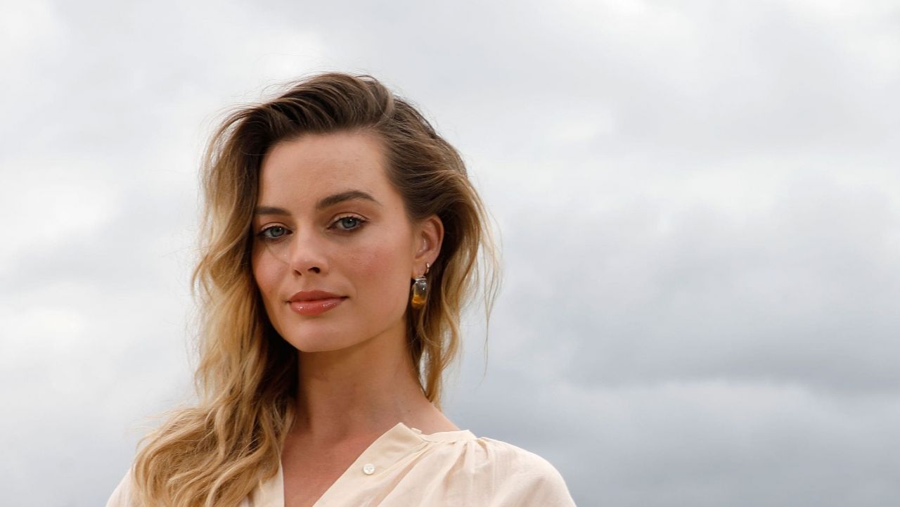 https://celebmafia.com/wp-content/uploads/2019/07/margot-robbie-once-upon-a-time-in-hollywood-photocall-in-london-4.jpg