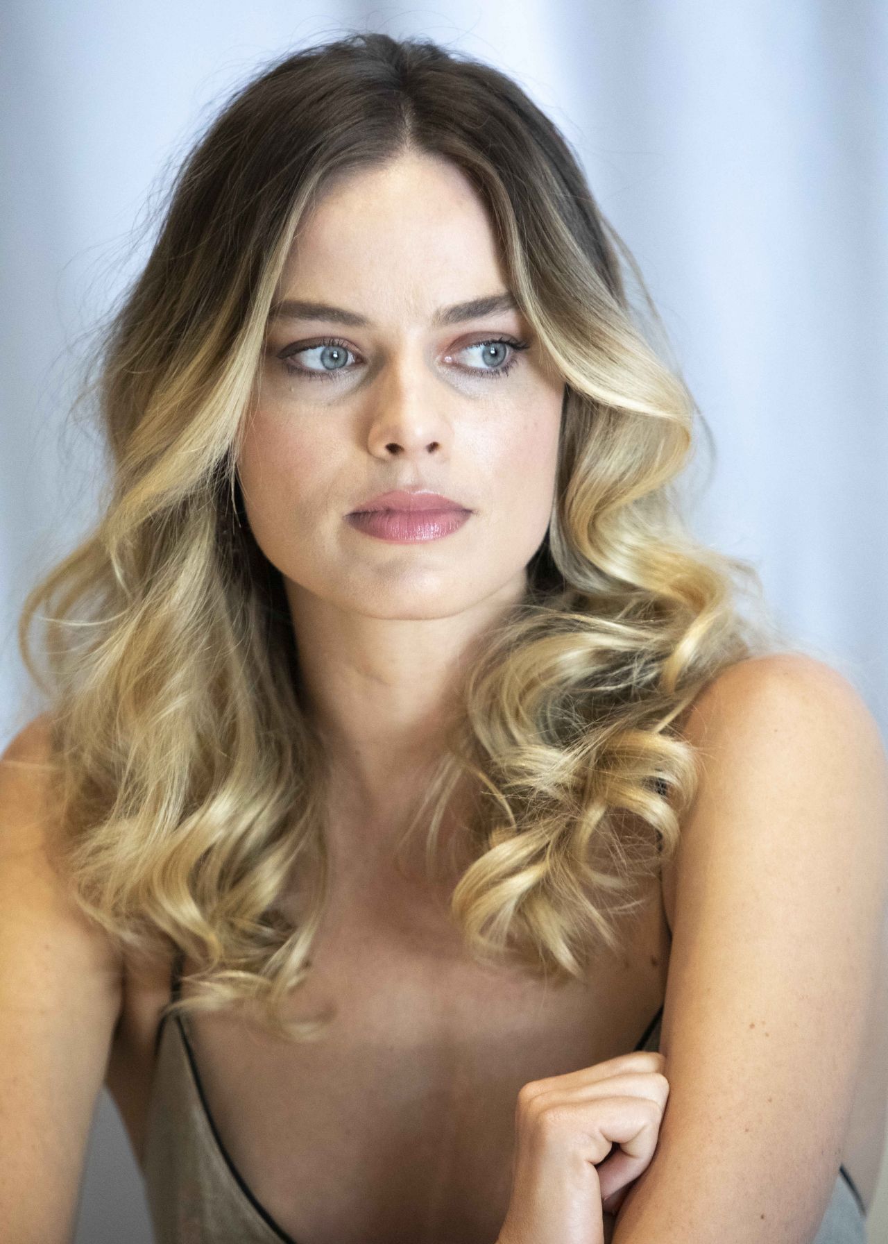 https://celebmafia.com/wp-content/uploads/2019/07/margot-robbie-once-upon-a-time-in-hollywood-press-conference-in-beverly-hills-2.jpg