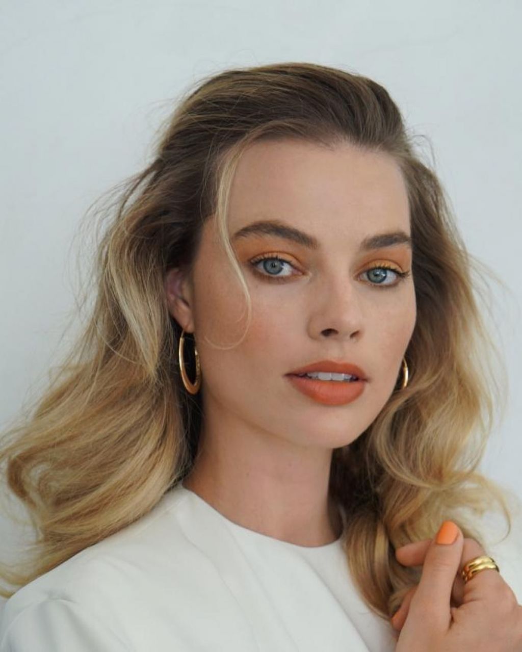 https://celebmafia.com/wp-content/uploads/2019/07/margot-robbie-once-upon-a-time-in-hollywood-press-portraits-july-2019-1.jpg