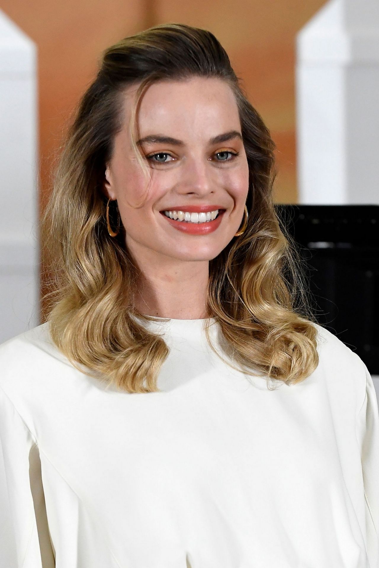 https://celebmafia.com/wp-content/uploads/2019/07/margot-robbie-photocall-for-once-upon-a-time-in-hollywood-in-beverly-hills-14.jpg