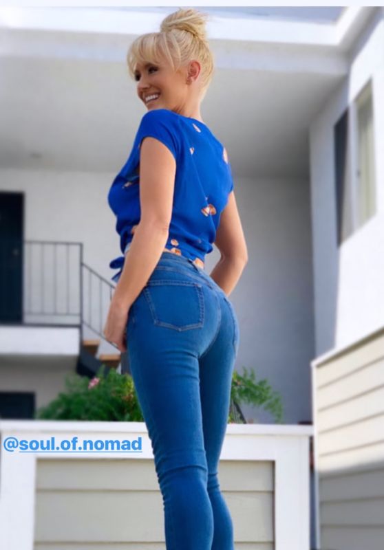 Nicky Whelan Booty in Jeans 07/26/2019