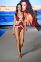 Robin Holzken - 2019 Sports Illustrated Swimsuit Runway Show at Miami Swim Week