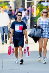 Sophie Turner - Shopping in NYC 07/29/2019
