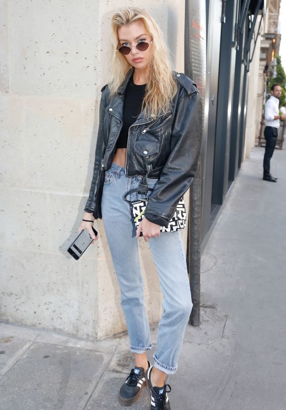 Stella Maxwell Street Style - Paris 07/01/2019