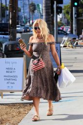 Busy Philipps - Shopping in Silver Lake 08/16/2019