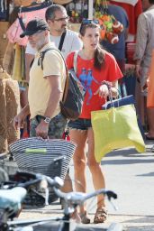Charlotte Casiraghi - Shopping on the Market in Cap-Ferret 08/05/2019