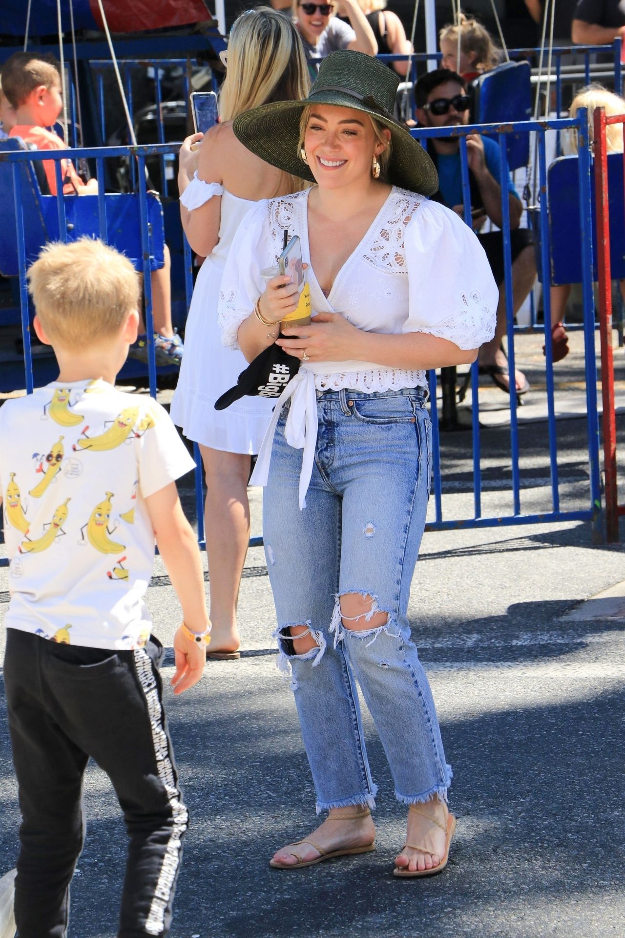 Hilary Duff - Farmer's Market in Studio City 08/04/2019 • CelebMafia