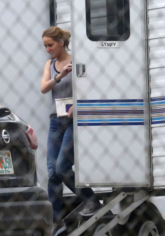 Jennifer Lawrence – Receives White Flowers Delivered to Her Trailer on Her Birthday in New...