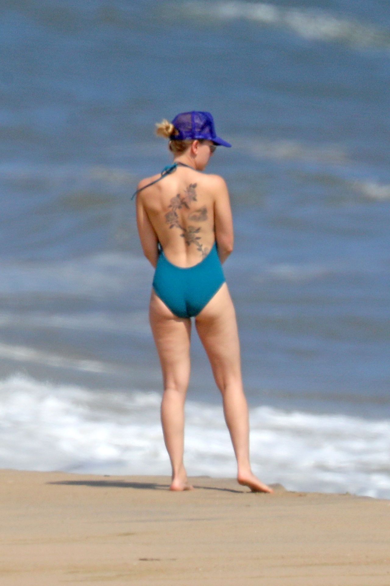 Scarlett Johansson In A Swimsuit Beach In The Hamptons Ny 08 11 2019