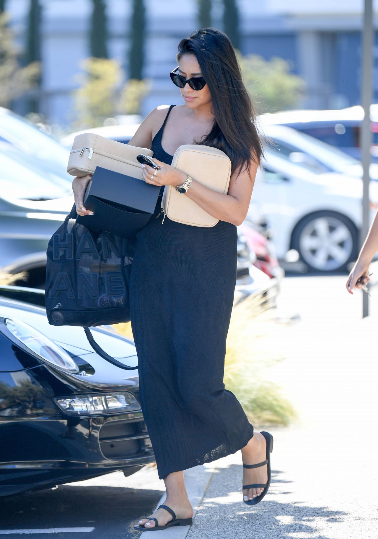 shay-mitchell-arriving-for-a-business-meeting-in-los-angeles-08-20-2019-3.jpg