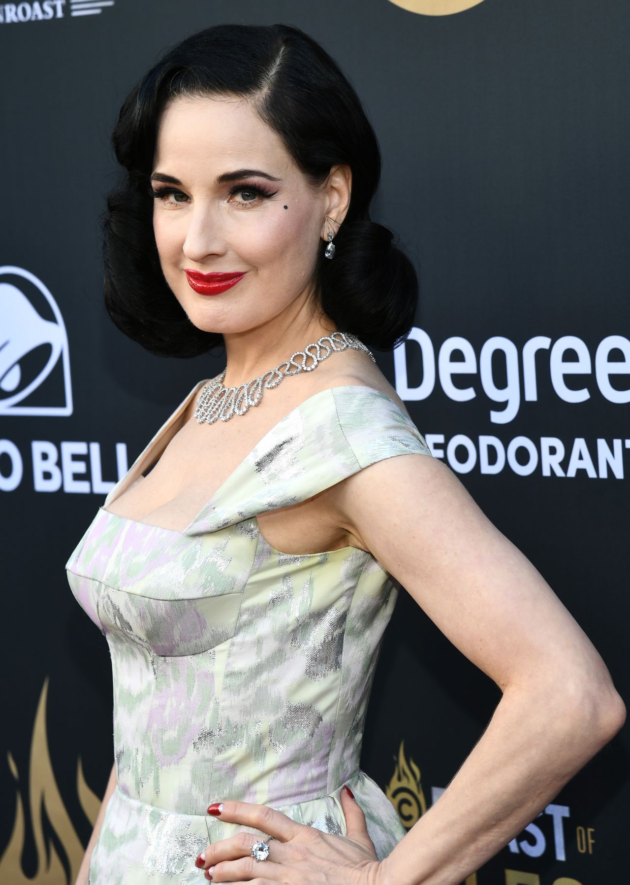 Dita Von Teese – Comedy Central Roast of Alec Baldwin in LA • CelebMafia