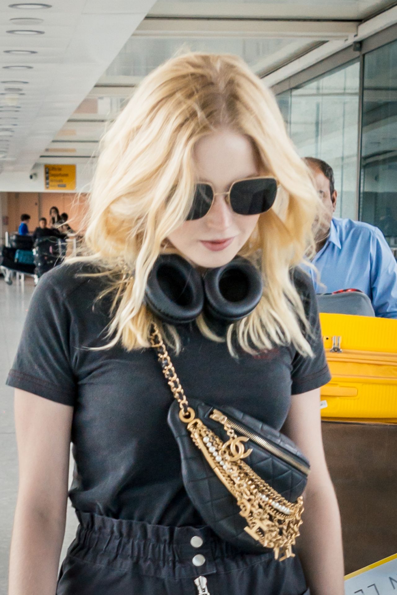 Ellie Bamber - Heathrow Airport in London 09/04/2019 • CelebMafia