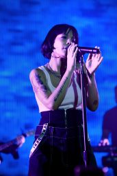 Halsey - Performs at DKNY Party 09/09/2019