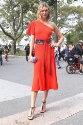 Karlie Kloss - Outside Carolina Herrera Fashion Show in NY 09/09/2019