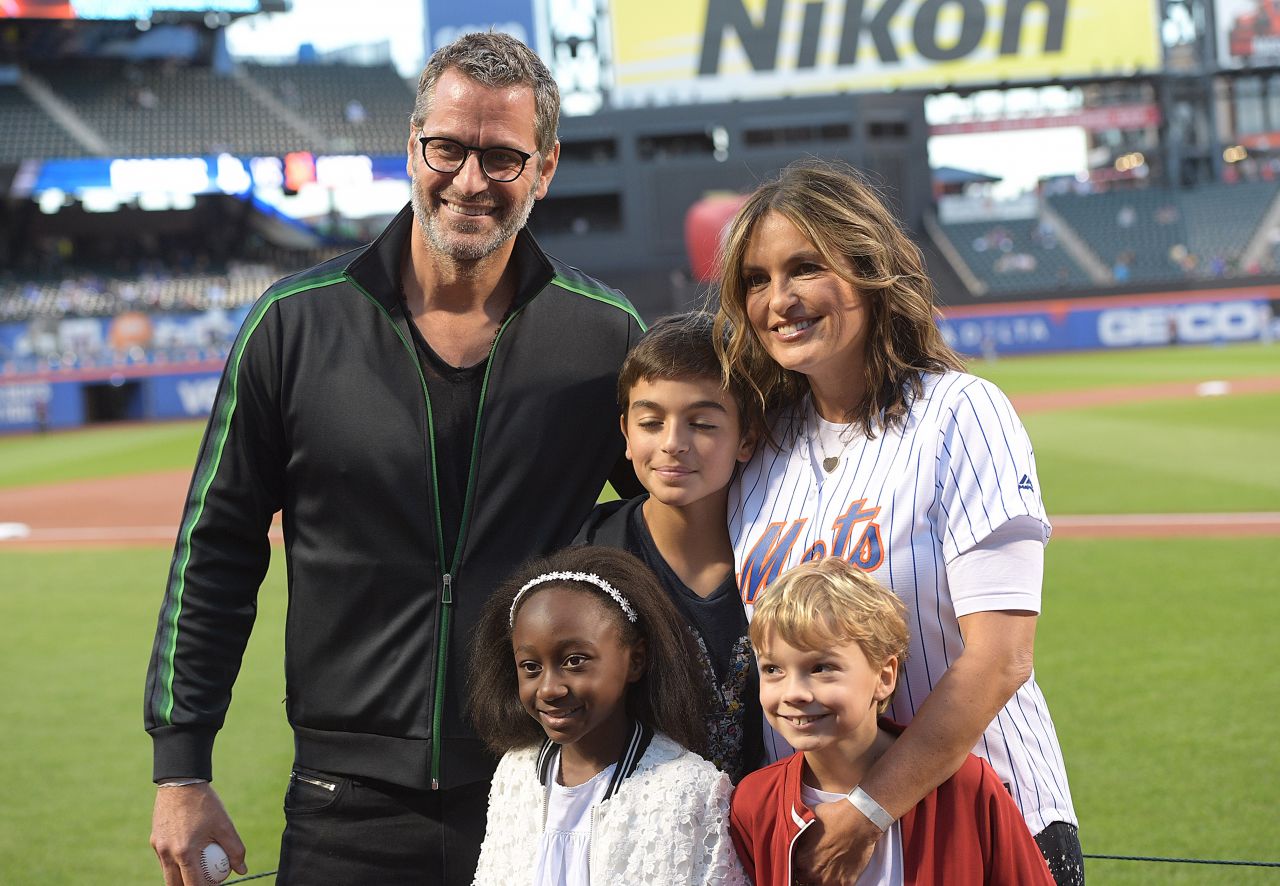 Mariska Hargitay - Throws Out the First Pitch of the LA Dogers vs NY