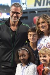 Mariska Hargitay - Throws Out the First Pitch of the LA Dogers vs NY Mets in NY