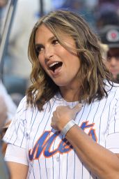 Mariska Hargitay - Throws Out the First Pitch of the LA Dogers vs NY Mets in NY