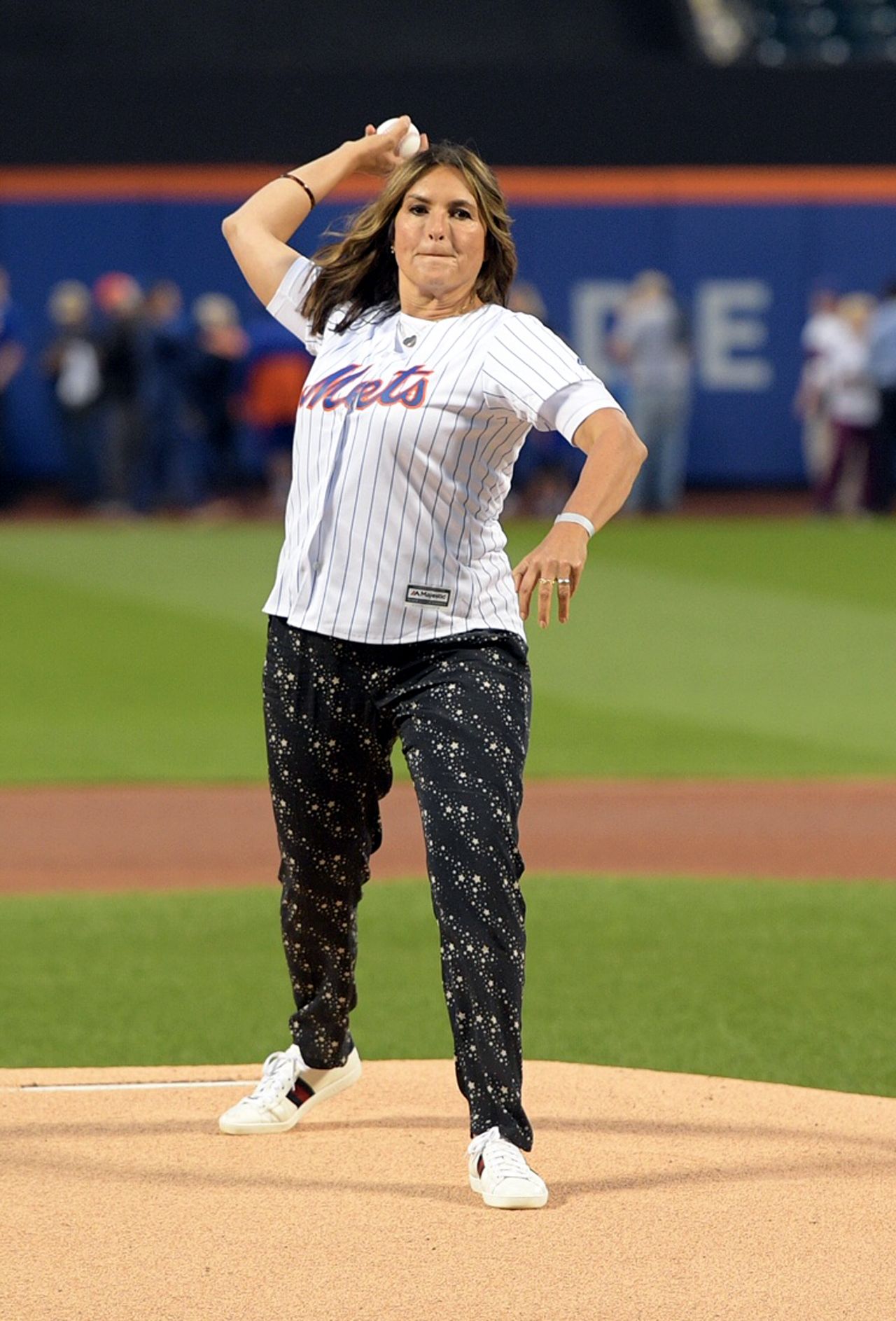 Mariska Hargitay - Throws Out the First Pitch of the LA Dogers vs NY