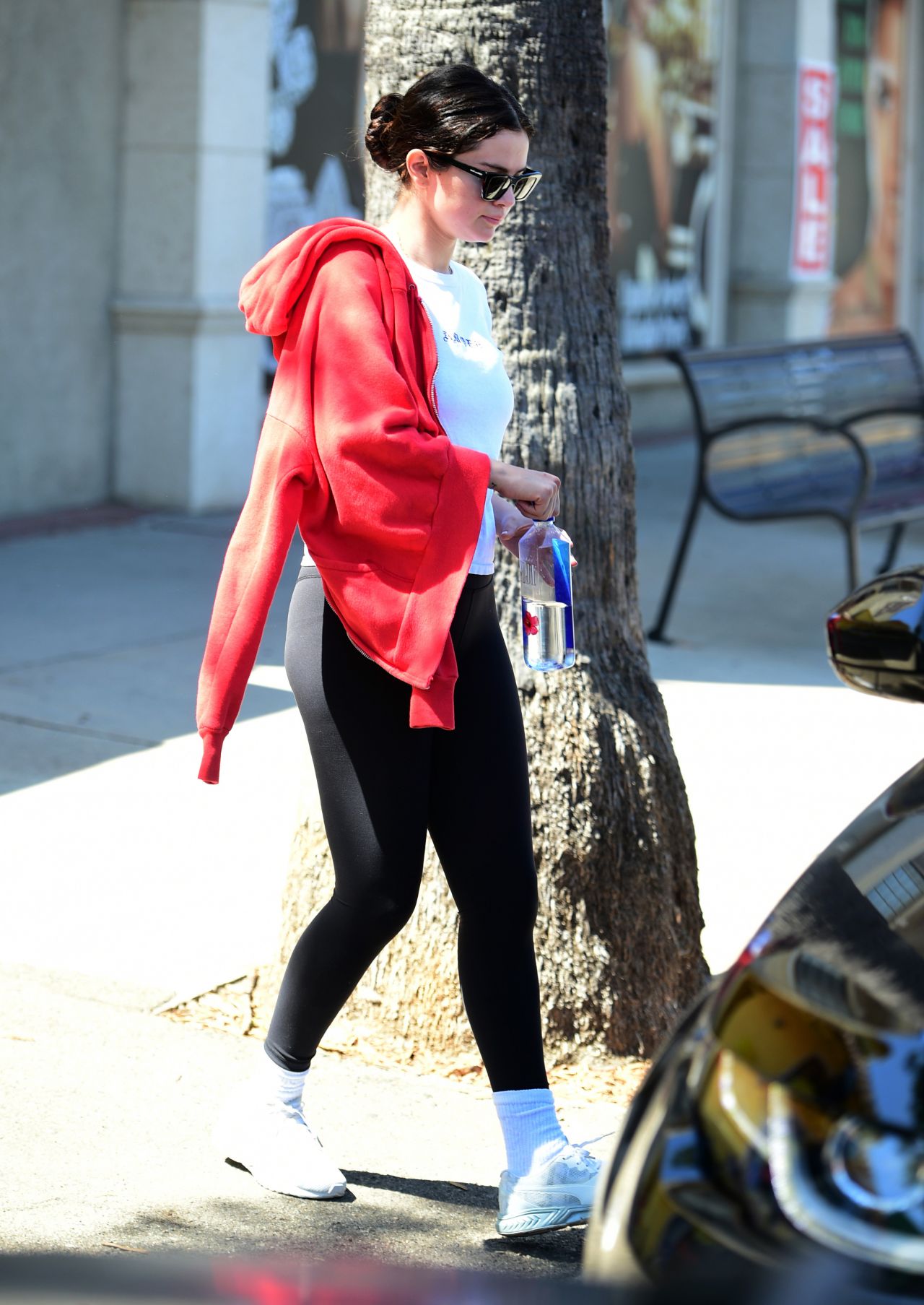 AS on X: obsessed with this picture of selena gomez leaving the gym.   / X