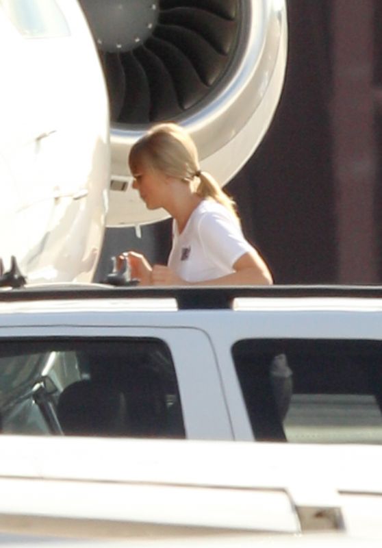Taylor Swift - Boarding Her Private Jet in Rhode Island 09/15/2019