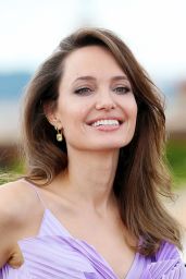 Angelina Jolie - 