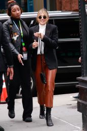 Elizabeth Olsen Chic Autumn Look - Out in NYC 10/08/2019