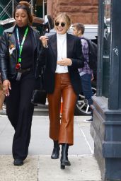Elizabeth Olsen Chic Autumn Look - Out in NYC 10/08/2019
